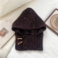 Dettaglio di sciarpa con cappuccio in maglia bordeaux con bottoni in legno su bianco - Nero Melange