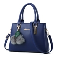Dunkelblaue Damen-Handtasche aus Kunstleder mit grauem Pompon und goldenem Metall-Logo - Blau