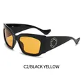 Lunettes de soleil rectangulaires oversize avec monture noire, verres jaunes et détail anneau doré - Monture Noire Verres Jaunes