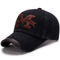 Gewaschene schwarze Baseballkappe mit braunem Lederbesatz und M-Stickerei am Schirm - Verstellbar / Schwarz
