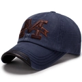 Dunkelblaue gewaschene Baumwoll-Baseballkappe mit M-Stickerei und Lederkante am Schirm - Verstellbar / Blau