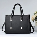 Sac cabas élégant en cuir noir avec boucles dorées et bandoulière amovible réglable - Noir