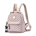 Rosa Kunstlederrucksack mit Vintage Monogramm und süßem Bären Schlüsselanhänger - Klein Cremeweiß