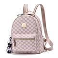 Eleganter beiger Kunstlederrucksack mit Goldlogo, Monogrammmuster und Bären-Anhänger - Groß Cremeweiß