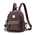 Sac à dos marron imprimé pour femme avec bordure en cuir rouge et breloque ours - Petit Bordeaux
