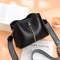 Borsa a secchiello in pelle nera con tracolla geometrica e ciondolo a farfalla - Nero