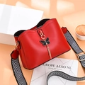 Borsa a secchiello rossa con tracolla a spina di pesce e ciondolo a farfalla - Rosso