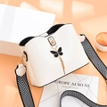 Sac seau blanc en cuir avec pendentif papillon et bandoulière large géométrique - Blanc Cassé