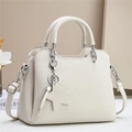 Sac à main chic en cuir crème avec finitions argentées et pendentif étoile élégant - Blanc Cassé