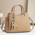 Sac cabas beige minimaliste en cuir grainé avec pendentif étoile et bandoulière réglable - Khaki