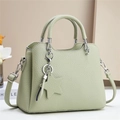 Détail du sac à main en cuir grainé vert clair avec boucles argentées et pendentif - Vert