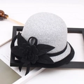 Detalle de sombrero bombín de lana gris con gran adorno floral negro y cinta decorativa - M (56-58cm) / Flor de Cuatro Hojas con Ribete-Gris con flor negra