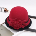 Detalle de un sombrero cloche de lana roja con ribete de piel sintética negra y flor en 3D - M (56-58cm) / Rosa con Ribete-Vino