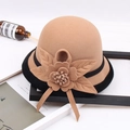 Detalle de flor de fieltro artesanal en un sombrero cloche de lana vintage - M (56-58cm) / Flor de Cuatro Hojas con Ribete-Camello