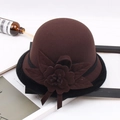 Detalle de sombrero cloche vintage de lana con flores y ribete de piel sintética negra - M (56-58cm) / Flor de Cuatro Hojas con Ribete-Café