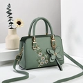 Borsa a tracolla verde fagiolo con delicato ricamo floreale rosa e dettagli oro - Verde