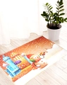 Detalle de la alfombra antideslizante con diseño navideño sobre suelo de madera clara - Muñeco de Nieve de Navidad Estilo / Naranja