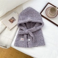 Détail de la cagoule en tricot violette avec texture douce, bouton et cordon de serrage - Violet Chiné Avec Bouton