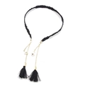 Détail d'un serre-tête en tissu noir avec chaînes dorées, perles et glands suspendus - Style pompon / Noir