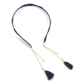 Détail du serre-tête en tricot bleu marine avec chaînes dorées, perles et glands - Style pompon / Bleu marine