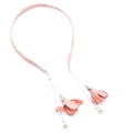 Vue détaillée du serre-tête rose ondulé avec chaînes argentées et perles synthétiques - Style Double Fleur / Rose