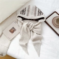 Dettaglio della sciarpa con cappuccio in maglia beige e motivi nordici su lino - 23*40cm / Beige