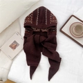 Dettaglio del passamontagna lavorato a maglia marrone scuro con motivi Fair Isle e lana spessa - 23*40cm / Marrone