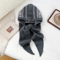 Dettaglio della sciarpa con cappuccio in maglia grigio scuro con motivi jacquard rosa - 23*40cm / Grigio