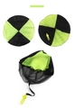 Dettaglio del paracadute giocattolo verde neon con rete a maglie e piccolo soldato - Verde
