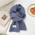 Nahaufnahme von blauem Strickschal mit bunten Punkten und weißem Etikett auf Stoff - 23*160cm / Denim-Blau