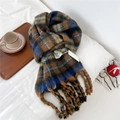 Dettaglio delle nappe spesse su una sciarpa a maglia a righe con texture in mohair - 32x235cm (Incluse Nappe) / Quadri Arancioni