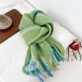 Dettaglio sciarpa di lana verde con texture morbida, strisce e logo metallico piccolo - A Righe Verdi e Blu (02)