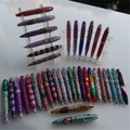 Bolígrafos de cristal brillante con pedrería en varios diseños sobre expositor - Multicolor