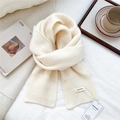 Detalle de bufanda de punto 100% lana blanco crema con bordes acanalados y textura suave - crema