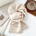 Dettaglio ravvicinato di sciarpa in maglia beige con trama soffice e ricamo Eggdoris - 28*186cm / Bianco Sporco