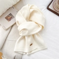 Dettaglio trama sciarpa in maglia crema con etichetta logo in pelle marrone classica - Bianco Latte(01)
