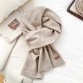 Detail view of the beige knitted scarf featuring a brown leather logo patch and ribbed edge - Beige Coffee(09)