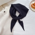 Sciarpa a triangolo in maglia di lana 100% nera da donna su un cappotto bianco - 54cm x 54cm x 95cm / Blu Notte