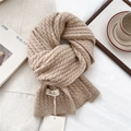 Dettaglio ravvicinato della trama in maglia della sciarpa invernale con etichetta - 150x23cm / Caffè chiaro