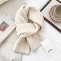 Dettaglio della sciarpa invernale a maglia intrecciata bianco crema con etichetta - 150x23cm / Bianco latte