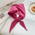 Sciarpa a triangolo in maglia di lana 100% rosso rosa con trama a coste e asola - 54cm x 54cm x 95cm / Rosa Rossa