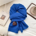 Elegante sciarpa in lana lavorata a maglia blu klein da donna con texture soffice e bordi a coste - Blu