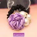 Elastico per capelli con fiore in tessuto viola chiaro e perle decorative - Viola Chiaro