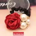 Elastico per capelli in raso nero con una grande rosa rossa e perle bianche - Rosso