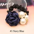 Elastico per capelli con rosa in tessuto blu scuro, perle bianche e ciondolo cristallo - Blu navy