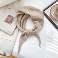 Detaillierte Nahaufnahme des haferfarbenen Pointelle-Strickschals mit Lochmuster und Textur - 55cm*55cm*100cm / Beige