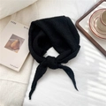 Detailansicht eines schwarzen Strick-Dreieckstuchs mit feinem Lochmuster auf Stoff - 55cm*55cm*100cm / Schwarz