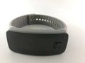 Détail du boîtier noir mat et du bracelet ajustable en silicone gris d'une montre LED - Gris