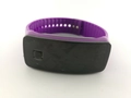 Détail du bracelet LED en silicone violet avec écran rectangulaire et sangle ajustable - Violet