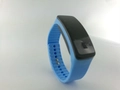 Gros plan du bracelet de sport en silicone bleu avec trous réglables pour montre LED - Bleu lac